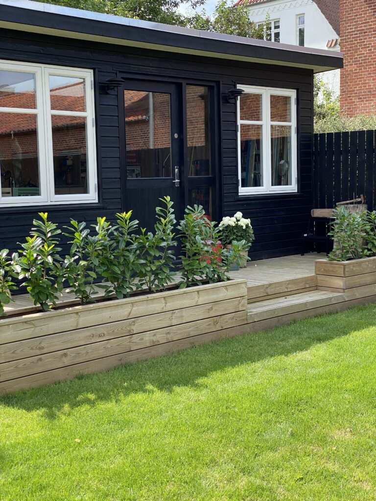 Skur anneks terrasse højbede